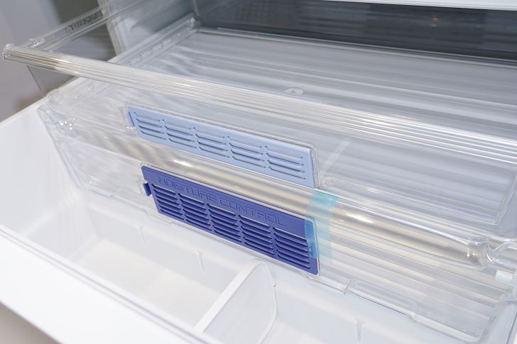 智慧保濕蔬果室，搭載濕度感應器、控濕濾網與鎖水隔板，可讓蔬果保存 7 天依舊新鮮。