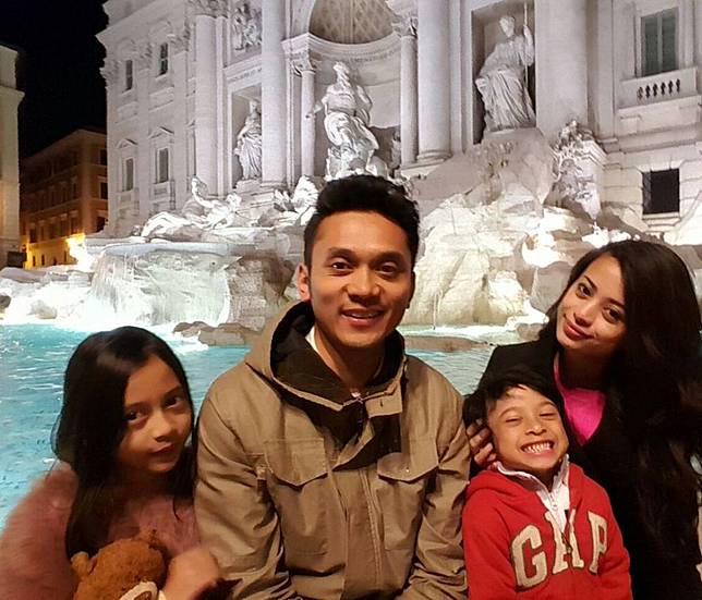 10 Potret Mesra Keluarga Angie 'Virgin' yang Kini Tinggal di Inggris