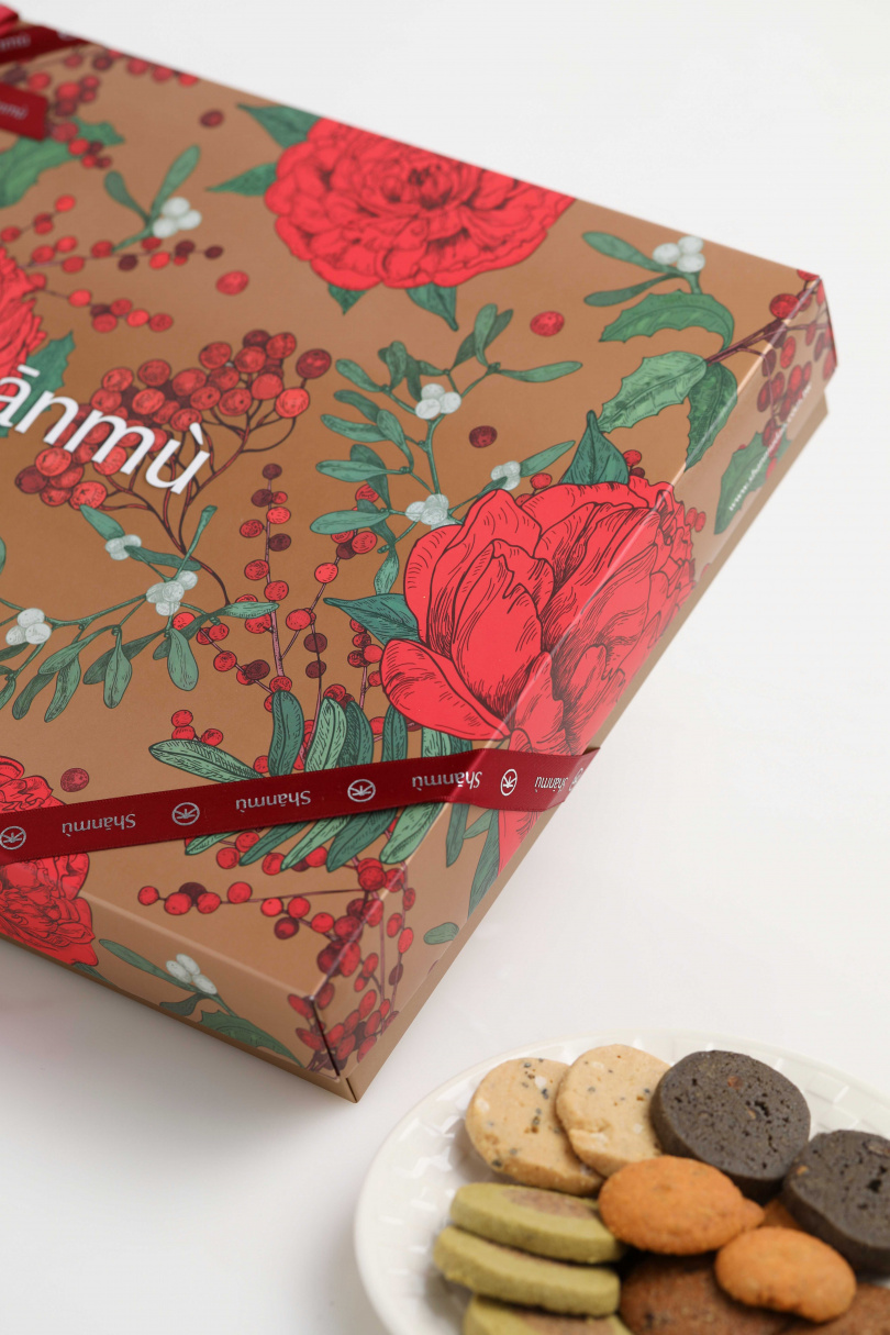 充滿喜氣的大紅牡丹及金色做底，插畫風格外高雅。（花系列富貴款/750元）