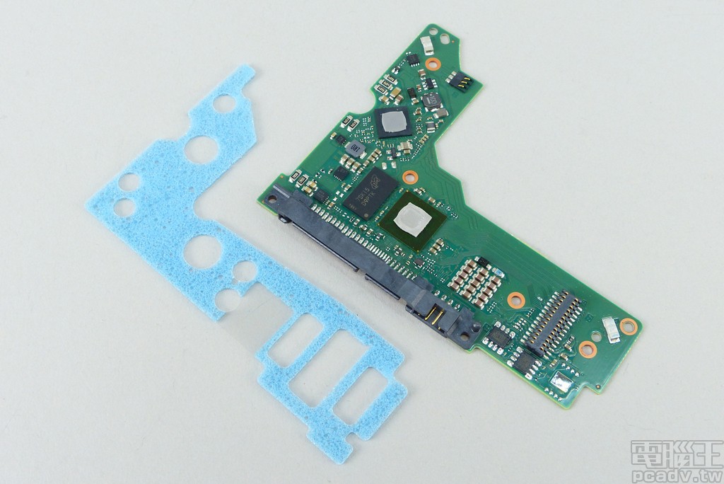 電路板一覽，主要控制晶片和馬達控制晶片均貼上導熱墊與金屬外殼相互接觸