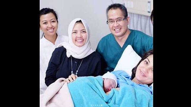 Kumpulan Foto Atiqah Hasiholan Bersama Anak Pertamanya, Salma