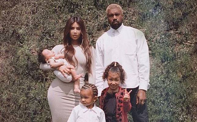 Lihat Foto Perdana Keluarga Kim Kardashian dan Kanye West Usai Melahirkan Anak Ketiga!