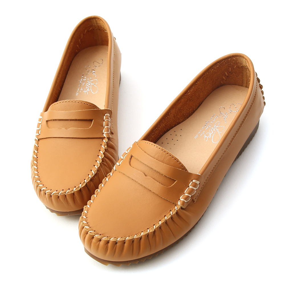 100%全真皮打造，給妳出乎意料的柔軟度 經典莫卡辛鞋款式，鞋頭以手工縫製而成 針對通勤族和久站的女性們加強內在舒適度 墊腳下貼心的多加一層超柔軟的按摩鞋墊 像是踩在棉花糖般輕輕柔柔的好舒服 一穿上即