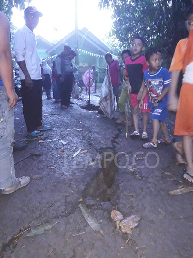 Retakan akibat tanah bergerak di Kecamatan Pagedangan, Kabupaten Tangerang. FOTO Dinas Bina Marga Kabupaten Tangerang