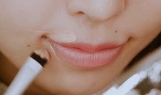 口角をキュっと上げる 口角上げメイクで愛されフェイス