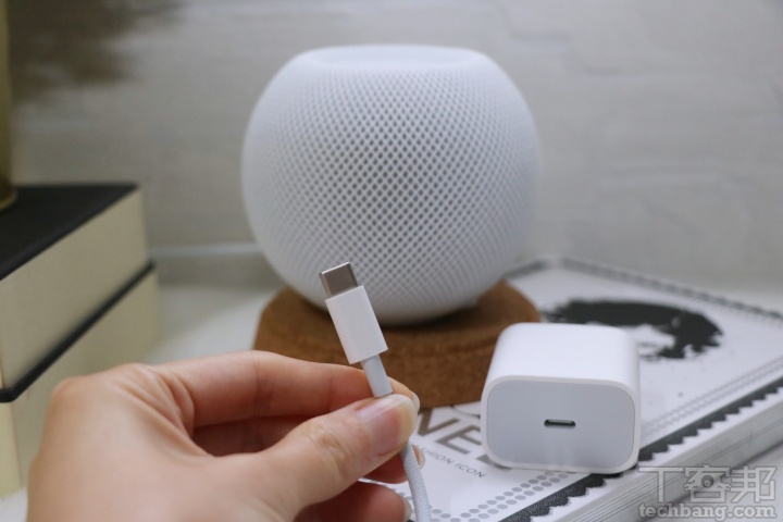 令人驚喜的是，HomePod mini 內附原廠 20W 快充頭，可供 iPhone 12 系列手機使用，而HomePod mini 亦支援連接其他 USB Type-C 電源轉接器，惟輸出功率需達 20W 以上叫為妥當。