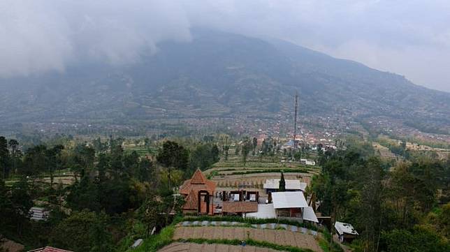 Menikmati Negeri Di Atas Awan Menikmati Negeri Di Atas Awan