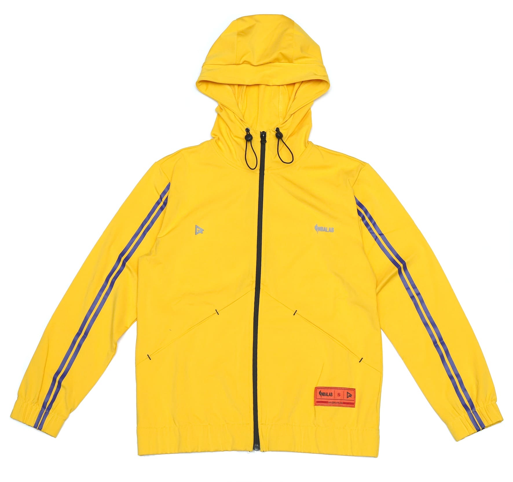 QORExNBALAB聯名系列上市。來自世界流行之都紐約，以女性出發設計的服飾運動品牌，首度登台聯名系列，展現女力運動自信新態度。袖子織帶具有拉長線條的效果。帽子具可調節彈性抽繩。直覺式垂直口袋，不怕