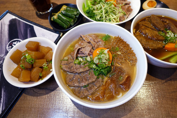 牛莊園牛肉麵，大安區四維路美食，科技大樓站牛肉麵，香煎雪花牛肉麵、蔬果湯頭牛肉麵，成功國宅旁得獎牛肉麵(含牛莊園菜單)