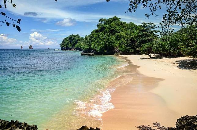 7 Pantai Dengan Ombak Yang Tenang Di Malang Aman Untuk