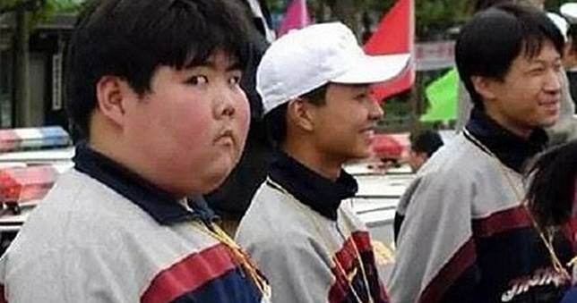 小胖「鄙視臉」爆紅成人氣梗圖　17年後的他變這樣