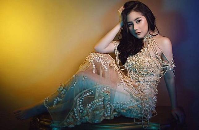 Pose Seksi Aduhai Prilly Latuconsina Pakai Gaun Pesta, Netizen: Dewasa Cantik Banget sih! 