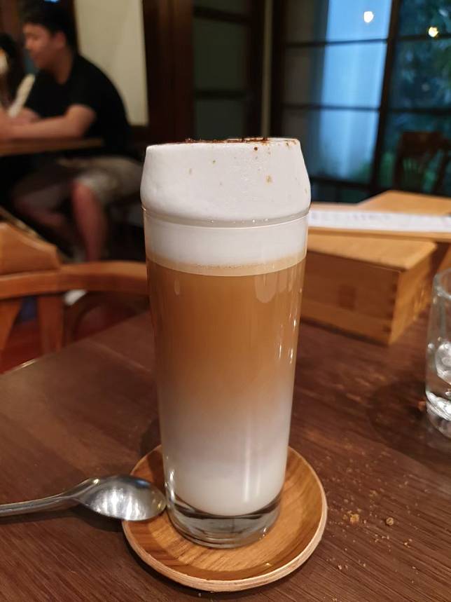 「CAMA COFFEE ROASTERS 豆留森林」人氣飲品-帽子拿鐵。(圖/Lisa Wang)