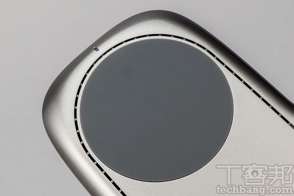 散熱設計在底部外圈可見散熱孔，加速散熱效率，以維持穩定充電速度。