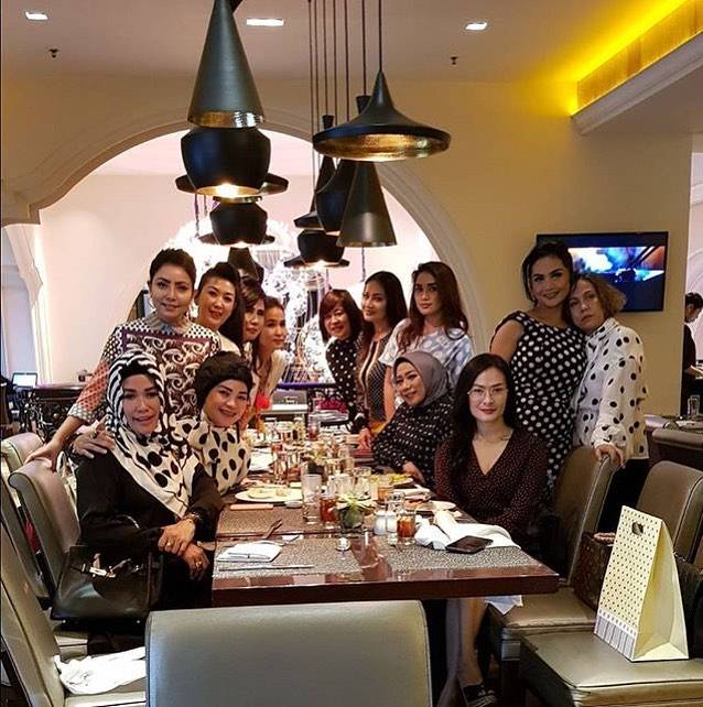Geng sosialita kepompong