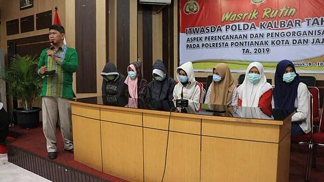 Tujuh remaja putri berstatus siswi SMA yang terseret dalam dugaan kasus penganiayaan remaja putri berstatus siswi SMP menyampaikan klarifikasi, di Mapolresta Pontianak 