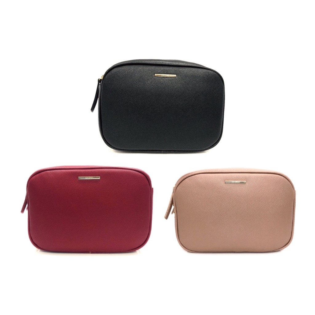 •尺寸：長23.5cm 高16cm 寬9cm•背帶：(5孔可調) 109、112.5、116、119.5、123cm •材質：PU •規格：主空間x2 拉鍊袋x1 內夾層x1•淨重：390g ※拍攝受燈光影響難免有稍微色差，實際顏色請參考各色的單品照【鑑賞期及退貨注意事項】 1提供15天鑑賞期之權益(含例假日，此為考慮期並非試用期)，若商品如經拆封、使用、以致缺乏完整性即失去再販售價值時，恕無法退貨。 2退貨商品須為全新狀態且包裝完整商品（保持退貨商品、內外包裝、贈品等之完整性）。 3若要退貨，請以原始包裝方式寄回，包含完整無損之外箱、商品、包裝紙，目錄、吊牌、贈品等，若原外箱已遺失，請另使用紙箱包覆於商品原廠包裝外，切勿直接於原包裝上黏貼紙張或書寫文字，來做寄送，若原盒內所有物品有損壞或遺失，恕不接受退貨415天鑑賞期，不可適用於以下情況，如留有污漬、磨損、有異味、配件不全，恕不接受退貨。 5因電腦解析度及螢幕等問題會有色差差異，以收到的商品實品為準。 6下單前欲確認貨量及任何問題歡迎使用聊聊洽詢，國定假日、例假日賣場暫停回覆訊息及出貨