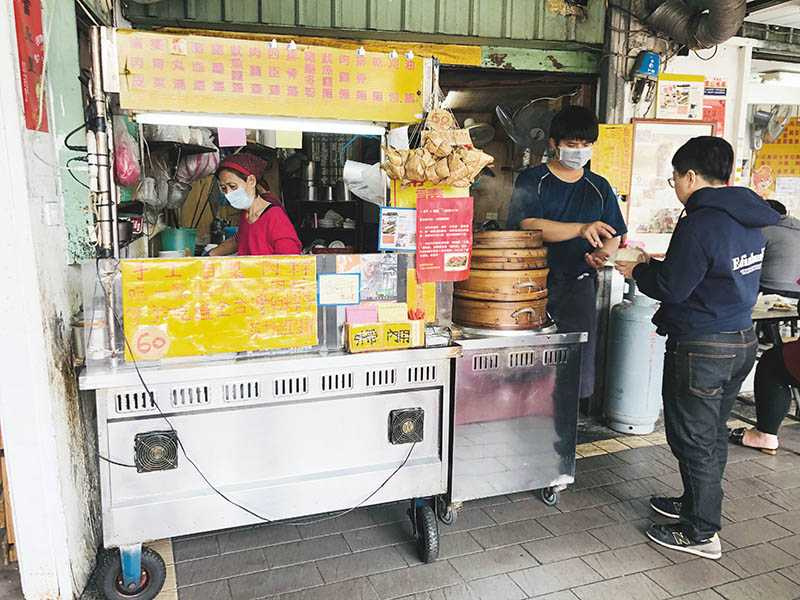 阿萬油飯的店面沒有裝潢，靠真材實料吸引客人。（圖／余玫鈴）