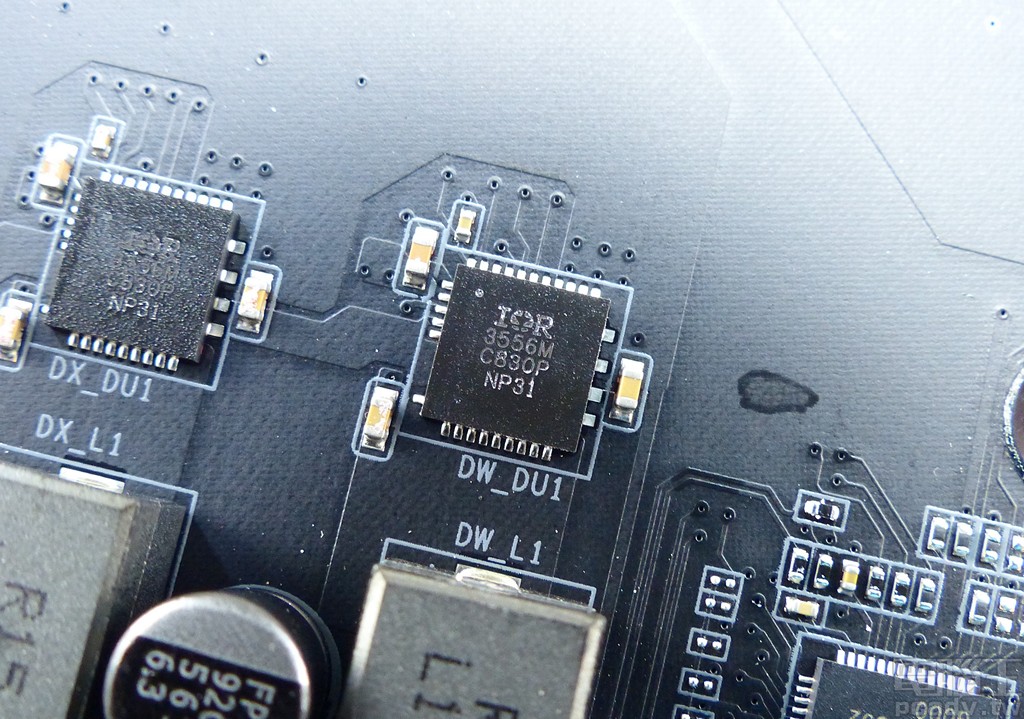 ▲ X570 AORUS Master 處理器供電轉換單相採用 1 顆 IR3556。