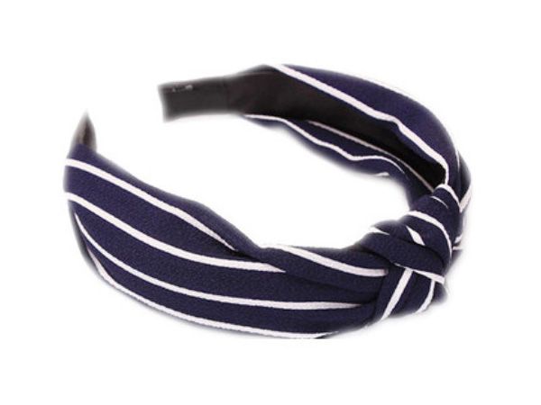 百搭扭結款寬面髮箍(條紋藍)1入【D828002】髮飾，還有更多的日韓美妝、海外保養品、零食都在小三美日，現在購買立即出貨給您。