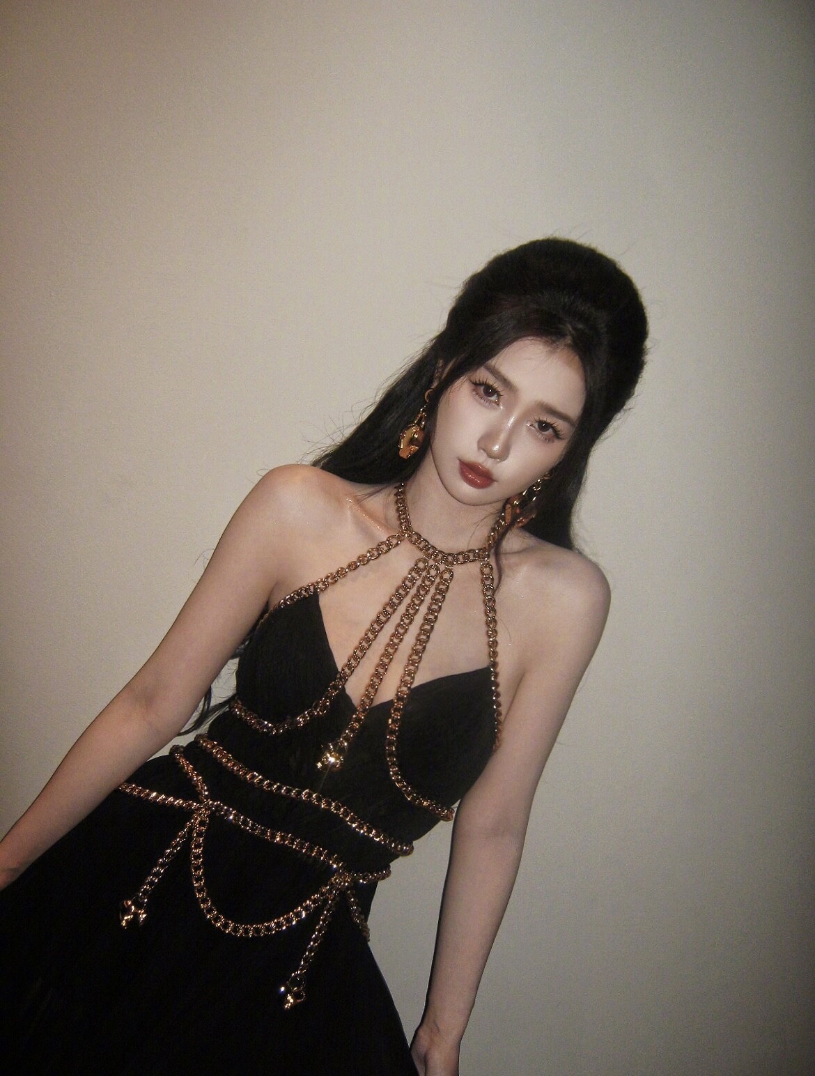 米蘭時裝週上的大陸女星：趙露思Versace展現雙重魅力、張柏芝現身Tomford美翻全網！