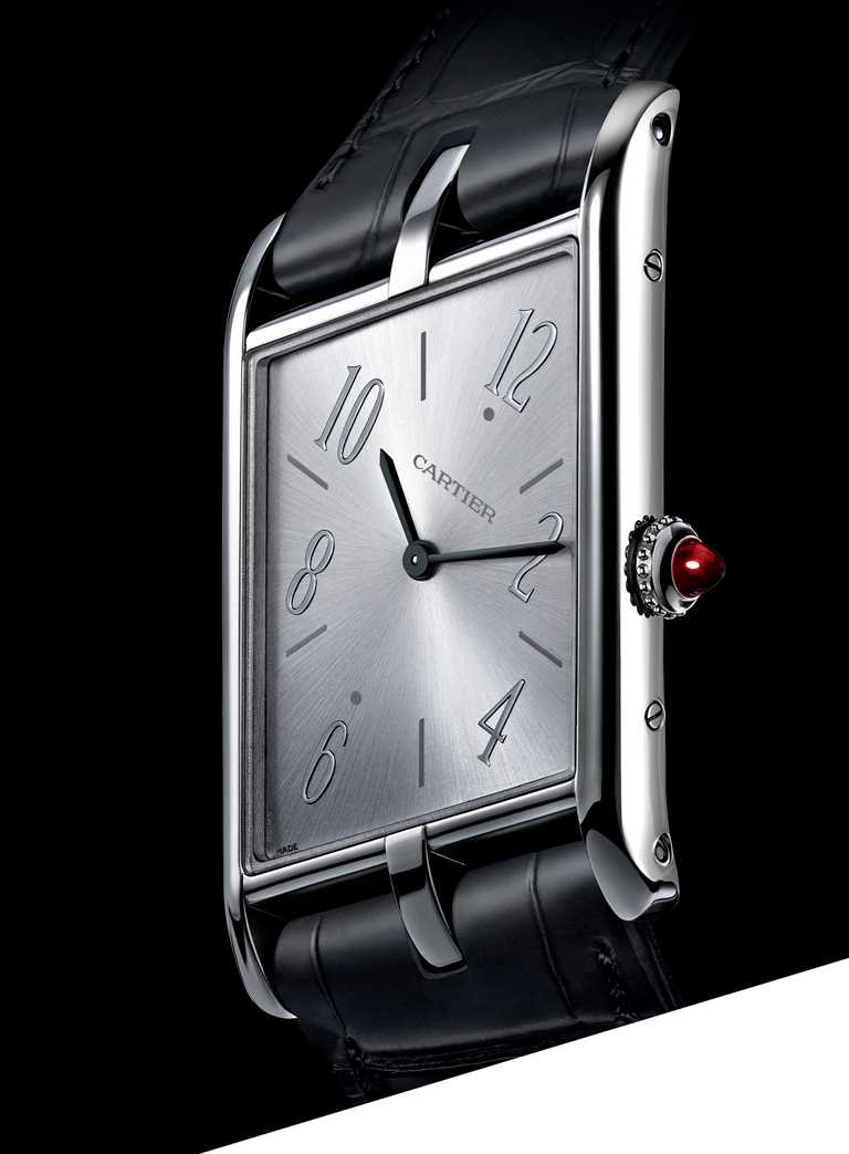 CARTIER「Tank Asymétrique系列」腕錶，鉑金錶殼，錶徑47mm，限量100只╱925,000元。（圖╱CARTIER提供）