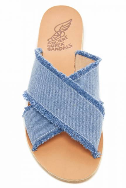 8 Inspirasi Sepatu Denim yang Lagi Hits dan Wajib Kita Punya