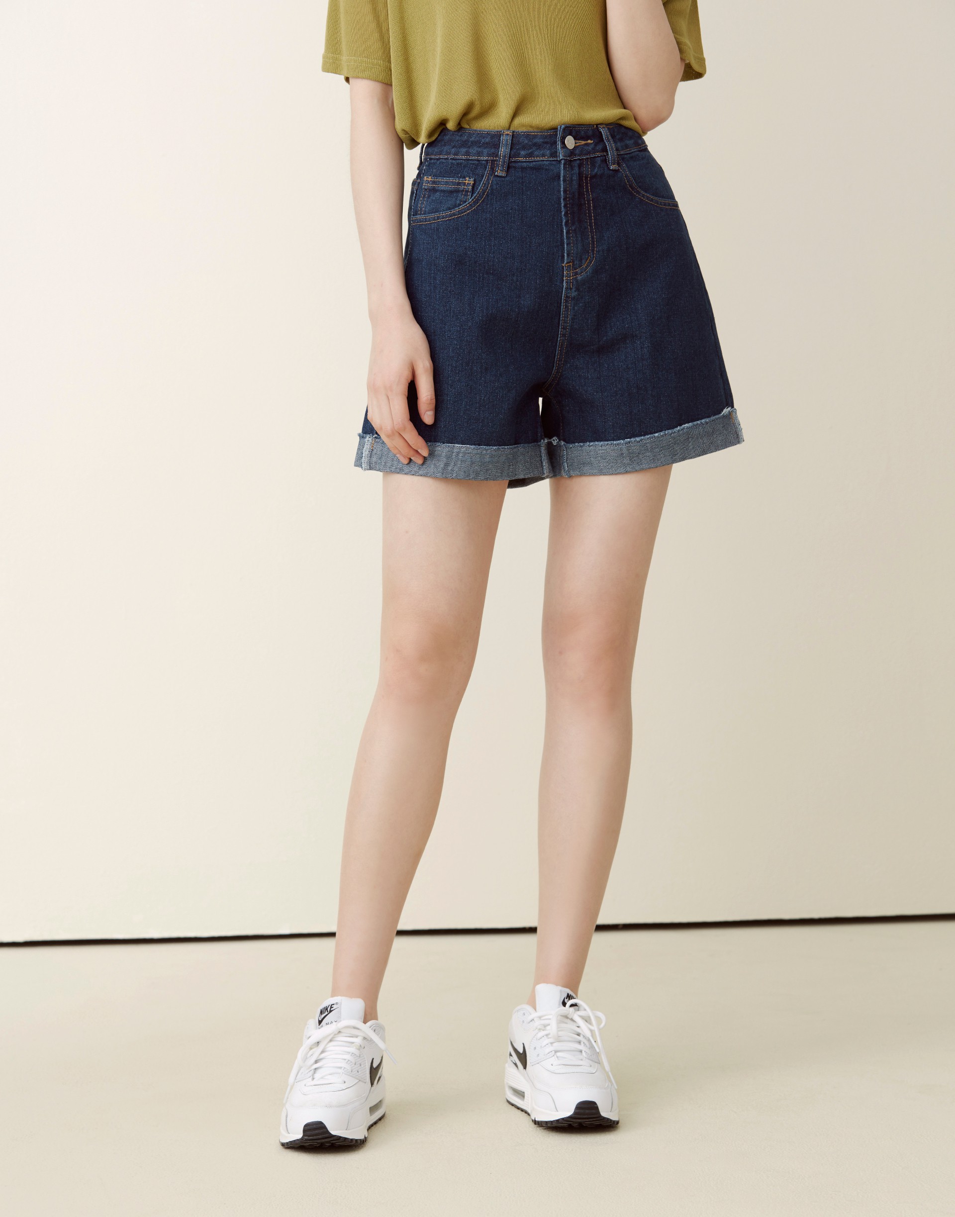 GENQUO+微A字五分反褶牛仔短褲-女