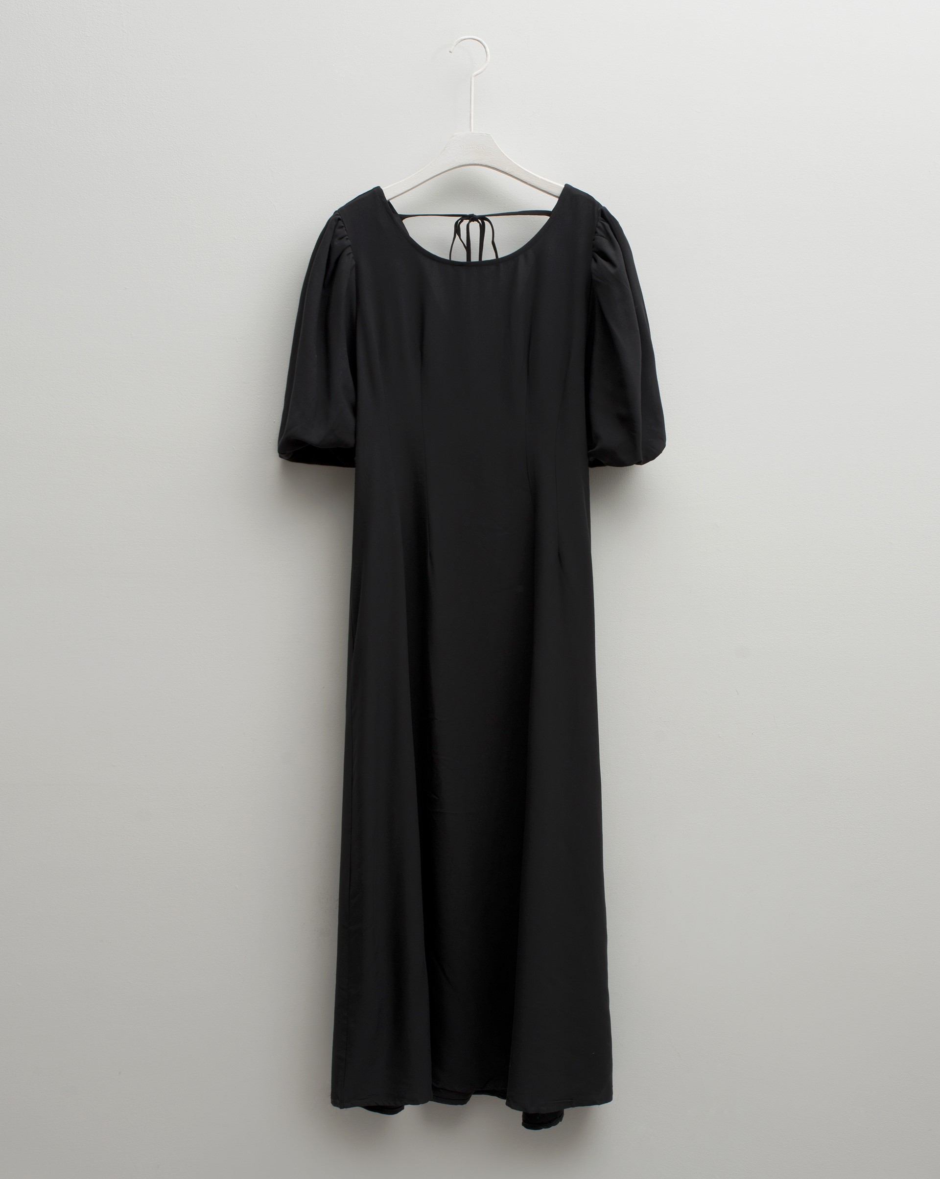 袖子有做抓皺蓬蓬袖/後背U領設計，有綁帶設計