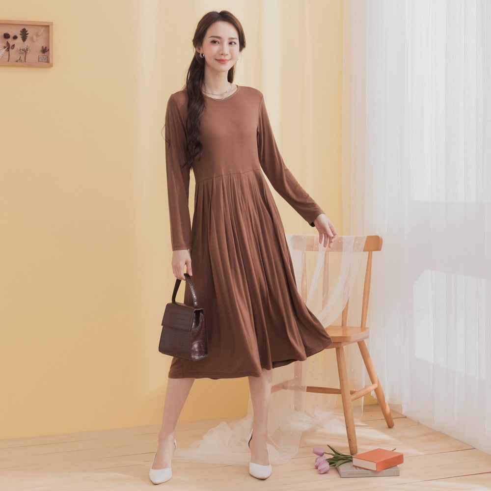 採用彈力和垂墜感佳的面料，高含棉材質兼具柔軟親膚和透氣，使肌膚好感舒適自在一整天~高腰打褶設計帶出優雅質感，可單穿或外罩上衣背心、外套層次穿著唷~此款2色長版洋裝，適合出遊約會穿搭、戶外休閒穿搭、韓劇