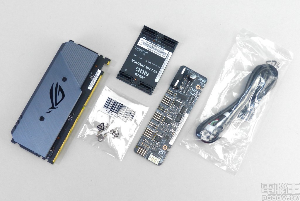零組件尚有 3 個電路板產品，其一為 SLI HB 橋接器，以及增加 2 個 M.1 安裝空間的 DIMM.2 模組，最後則是風扇擴充模組與其固定螺絲和連接線材