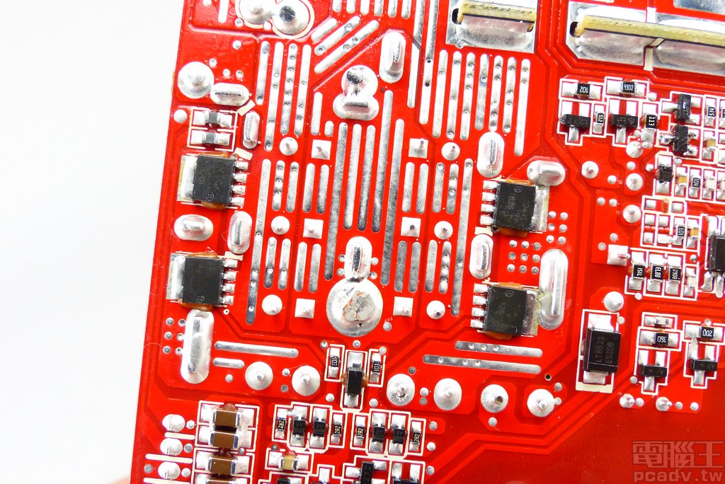 4 顆 PSMN1R4-40YLD 安排在電路板背面，負責 +12V 同步整流