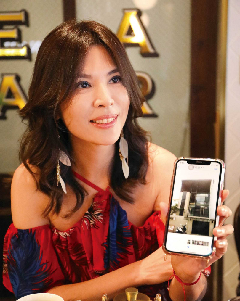 投資房地產有成的王百瑜，開心秀出老屋拉皮翻新後的樣貌。（攝影／施岳呈）