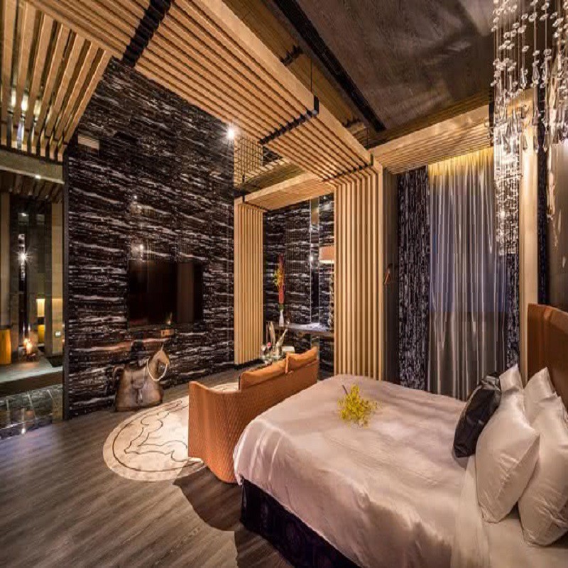 山莊內每個房間皆有獨立泡湯露台，除泡湯池外，首創溫泉瀑布灌頂，讓泡湯更充滿生動趣味！泡湯露台有棕櫚樹、躺椅、歐式咖啡桌椅、觀景和室台等造景與設備，各房型配備略有不同，其風景各風味與特色。露台緊鄰潺潺而