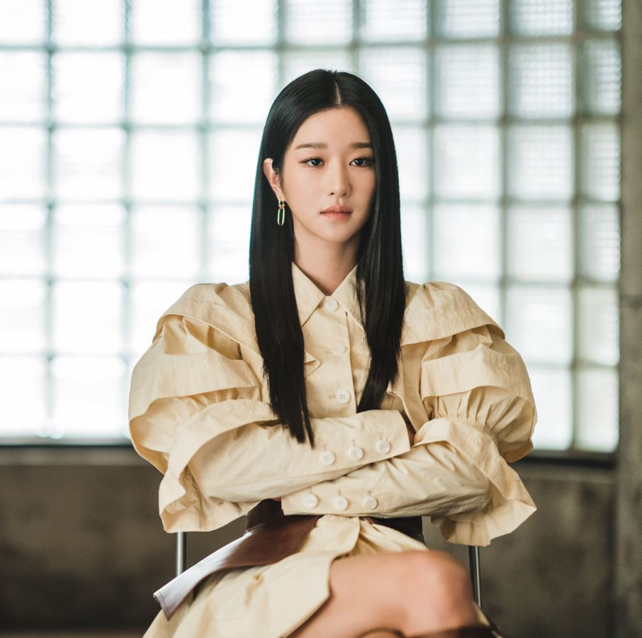 《雖然是精神病但沒關係》徐睿知造型解析：文英的華麗衣裳，是她的保護色！