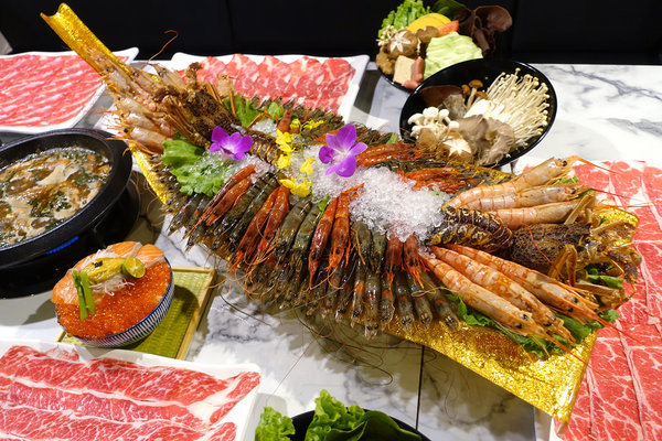 中山區聚餐火鍋推薦-丼賞和食+嗨蝦蝦林森旗艦店，百蝦龍船四人套餐，台北尾牙/謝師宴餐廳，林森北路石頭火鍋+日本料理，超浮誇高CP值百隻蝦龍蝦船大挑戰