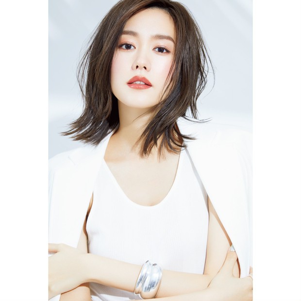 桐谷美玲がまとう夏コスメ！ ゴールドの輝きで