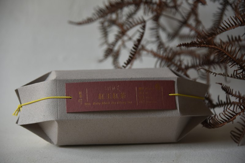 這支紅玉一入口便是高揚明確的薄荷品種香氣，以及辛香的肉桂味。茶湯醇厚略帶奶香，末尾的香甜蜜韻綿延。飲畢，口腔內帶著沁涼舒爽的口感。微微的蜂蜜甜加上薄荷般鮮爽的口感是夏日最佳消暑飲品。紅玉紅茶無論冰鎮、