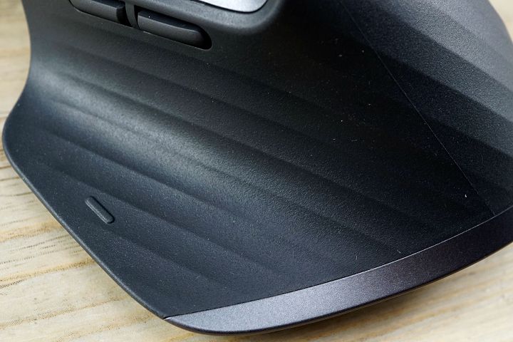 用來托住拇指根部的防滑部位改為單純的線條紋路，取代過去的 3D 模型紋路，表面則是略帶磨砂的材質，不容易沾上指紋。