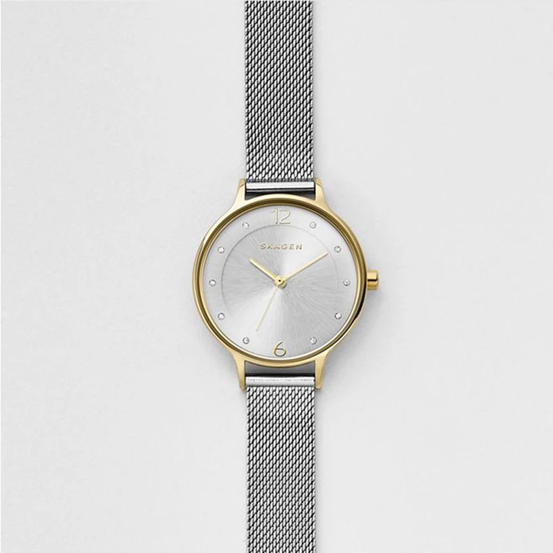 Anita這個名字在丹麥語中意為“優雅”，而Anita Steel Mesh Watch則以其精緻優雅而備受讚譽。旭日形錶盤上刻有12和6點位置的數字，以及水晶和三針設計。 30毫米拋光不銹鋼錶殼搭配