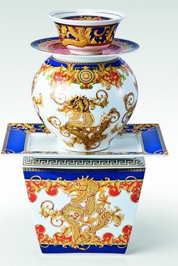 西方蛇魔女大戰東方龍！