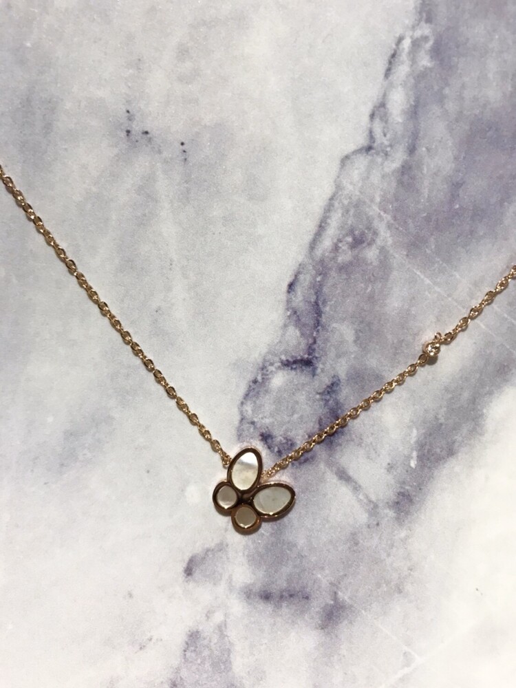 AR-翩翩飛舞蝴蝶白貝鈦鋼鎖骨鍊+鈦鋼耳環 珠寶級頂極做工 材質細膩.款式新穎 韓系時尚風格潮流 商品材質：鈦鋼 項鍊顏色：玫瑰金色 項鍊SIZE長約：42 cm (不含延長鍊) 項鍊延長鍊SIZE長