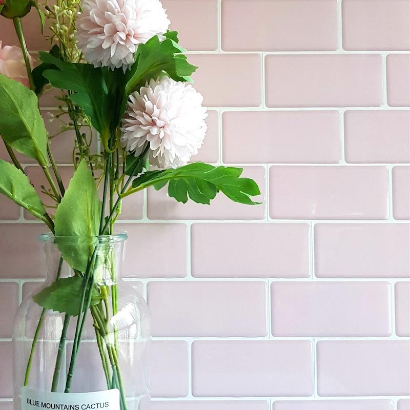 產品特色 完全遮蓋：想把原本醜醜牆面遮起來就靠這一款 SGS認證：防水防油耐熱材質通過SGS安全認證 免刷油垢：只要輕輕一撕就換了一個亮晶晶新廚房 口碑信賴：首月銷售破2000包，回購率最高的磁磚貼紙