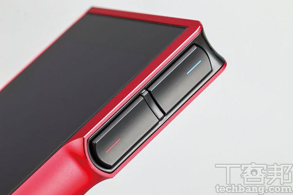 按鍵顏色分別對應至使用者設為互譯的兩種語言，簡化翻譯流程。