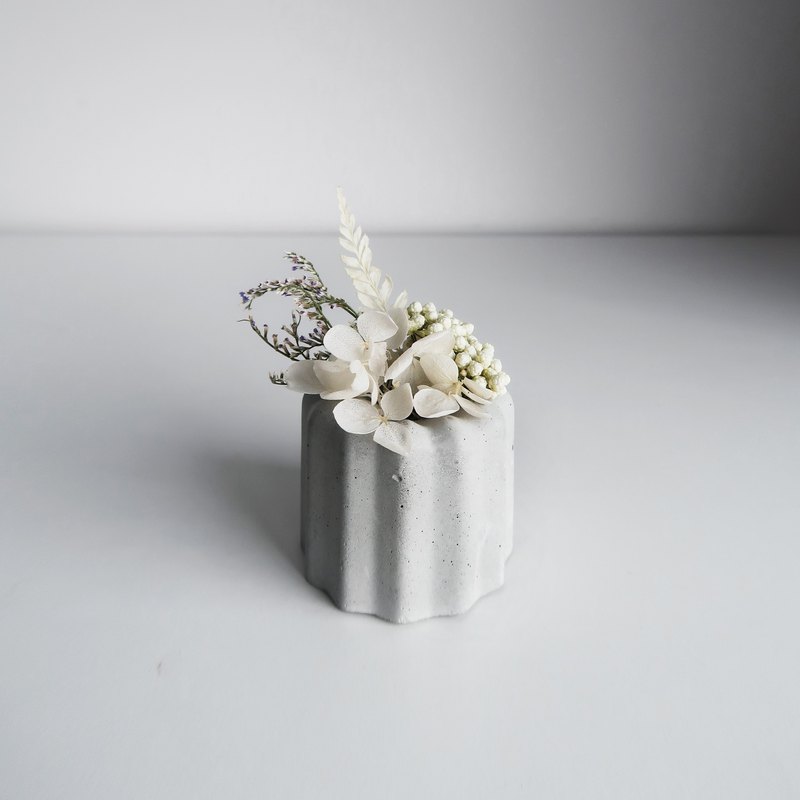 利用果實與花蕊所製作的水泥甜點『法式可麗露』，以視覺品嚐不同的層次與口感，於水泥表面滴上喜歡的精油，享受一份專屬香調的療癒下午茶。