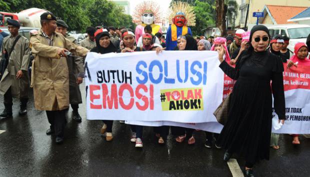 Aktivis Ratna Sarumpaet bersama massa dari aliansi Gerakan Selamatkan Jakarta dan Konfederasi Serikat Pekerja Indonesia, melakukan aksi jalan kaki menuju Gedung KPUD DKI Jakarta, 21 September 2016. Dalam aksi tersebut, Ratna Sarumpaet mengenakan busana serba hitam. TEMPO/Imam Sukamto