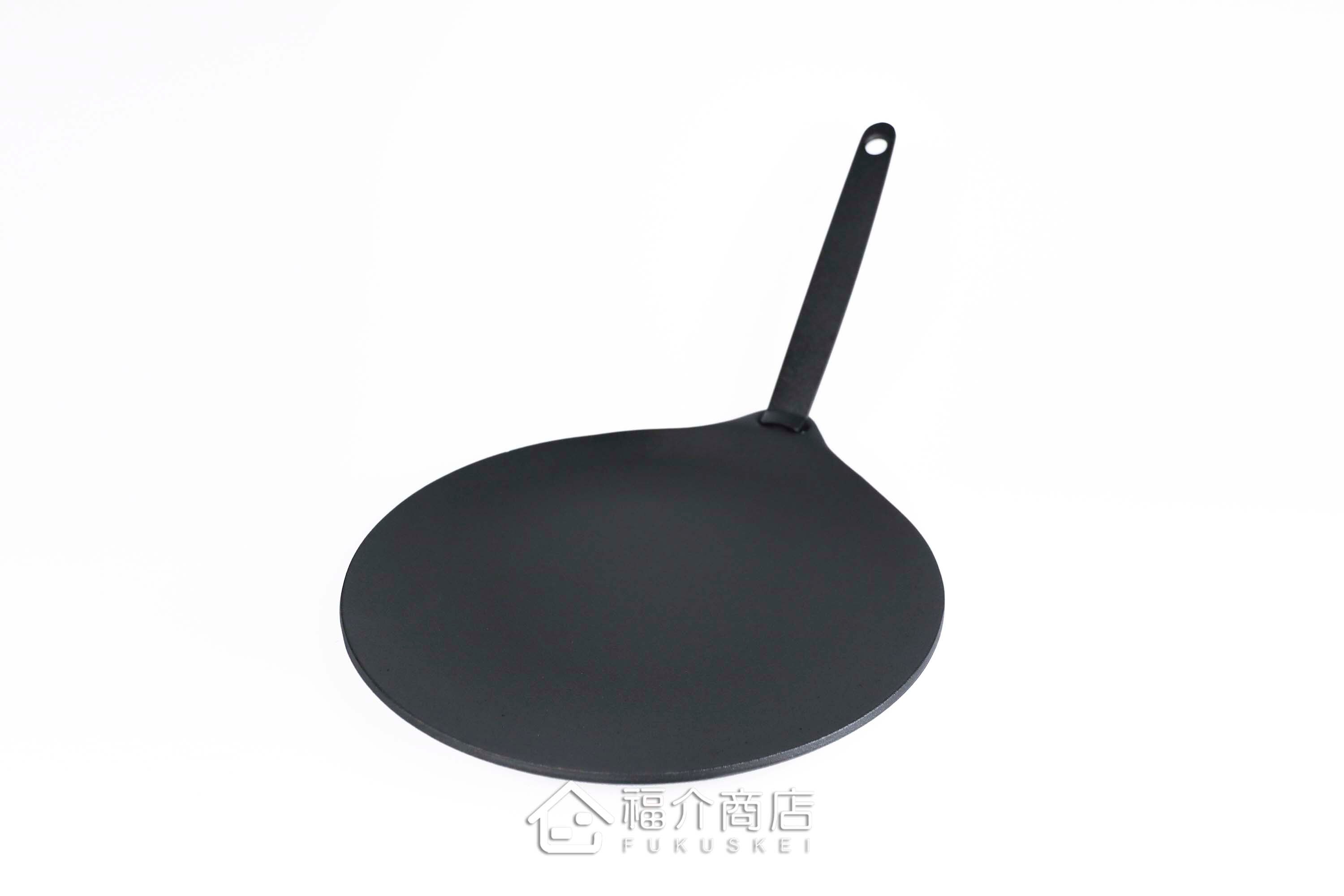 金屬造型家-「廣瀨愼」以簡約兼具實用美感為主軸，所設計出燒烤兩用鍋具，是廚具也是餐具，是烤皿，也是平底鍋。可拆式把手，方便攜帶，非常適合戶外野炊使用。