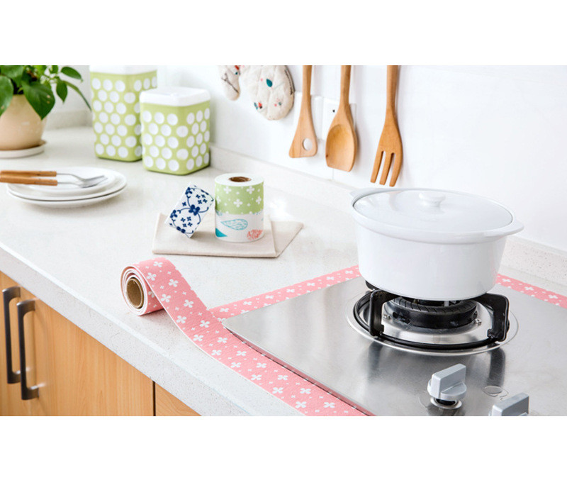 底面靜電貼防水材質，可以直接水洗附著表面髒污並重覆使用，可自行裁剪，自由發揮！表面絨毛觸感舒適 款式美觀 可防止造成枱面發霉發臭！粉嫩多色任選，廚房浴室必備！ 款式/顏色：粉底白花 /藏青小花 /綠地