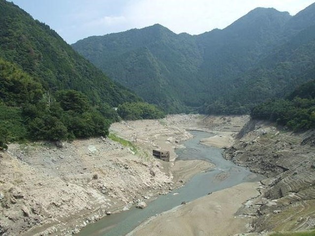 早明浦ダムの「旧大川村役場」出現！四国民は水不足を実感（Jタウン