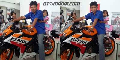 Setiadi, duduk di atas Honda CBR 150 R yang dia beli pakai recehan